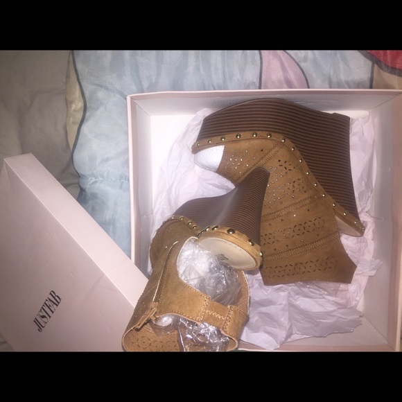 Lyndsey Platform Wedge - Picture 1 of 3